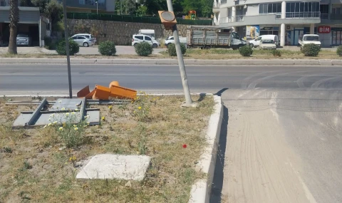 Milas Adliye Kavşağı’nda Tırın Çarptığı Trafik Lambaları ve Levhalar Devrildi