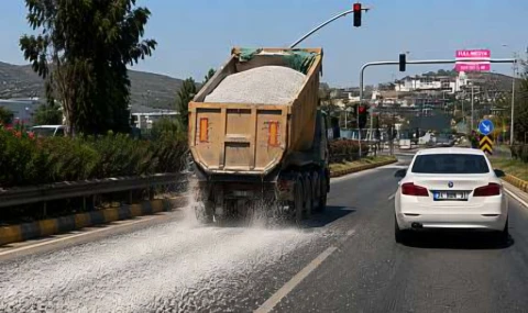 Milas Bodrum Karayolu'nda Tehlikeli Anlar: Damperi Açık Kamyon Yola Mıcır Döktü
