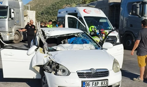 Milas'ta TIR'a Arkadan Çarpan Otomobil Hurdaya Döndü: 1'i Ağır 2 Yaralı!